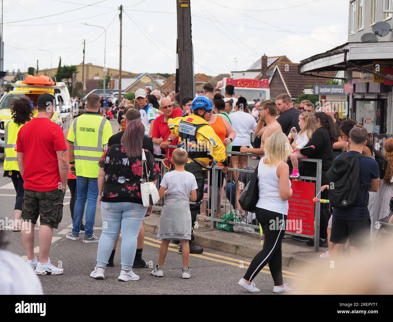 Leysdown, Kent, Regno Unito. 29 luglio 2023. Una persona nella folla è crollata poco prima dell'inizio del Carnevale estivo di Leysdown nel Kent questo pomeriggio, ritardando l'inizio di 40 minuti. La Guardia Costiera che di solito guidava la parata, dovette saltare in azione e fu rapidamente raggiunta da tre veicoli ambulanti. Crediti: James Bell/Alamy Live News Foto Stock