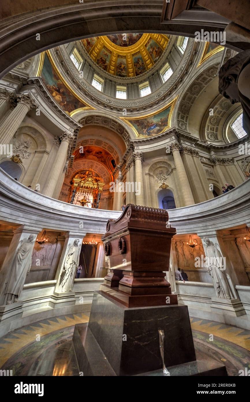 Parigi, Francia - 3 giugno 2017: La tomba di Napoleone Bonaparte nel Musee de l'Armee (Museo dell'Esercito) casa dei disabili "Les Invalides" Foto Stock