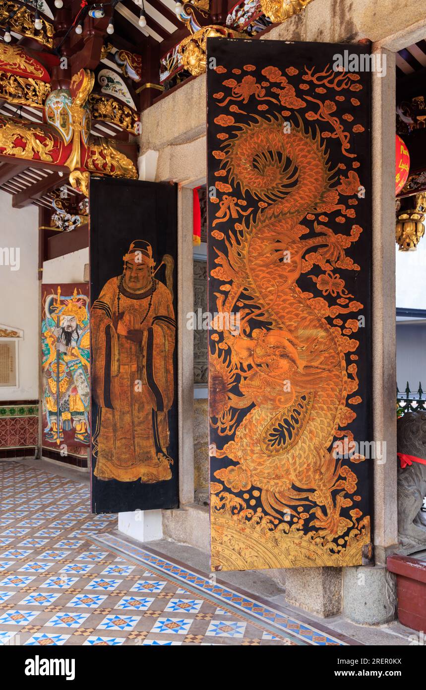 Porte dei dipinte sulle porte d'ingresso del Tempio di Thian Hock Keng, Telok Ayer Street, Singapore Foto Stock