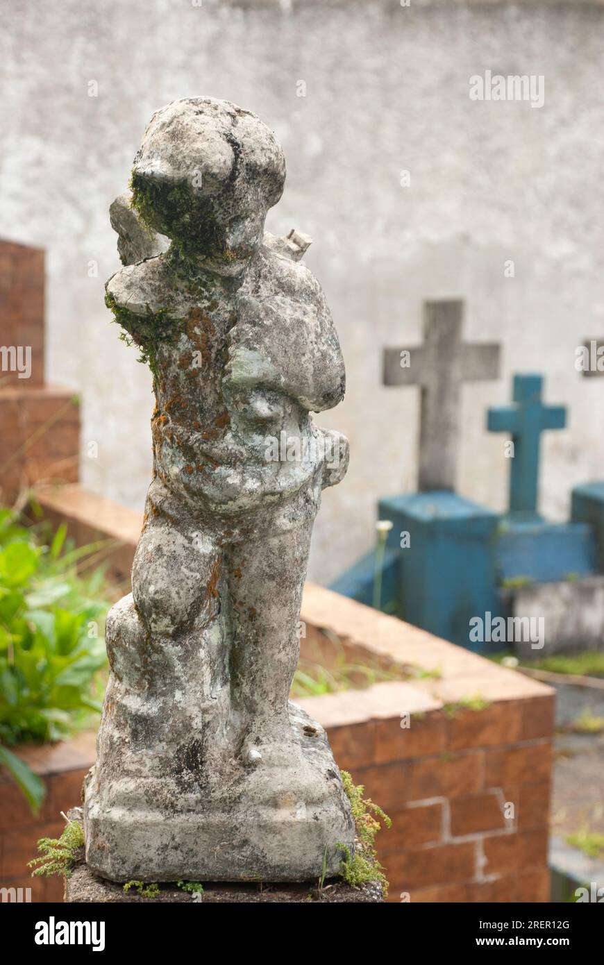 Statua d'angelo deteriorata nel cimitero di Paranapiacaba, distretto di Santo André. Brasile Foto Stock