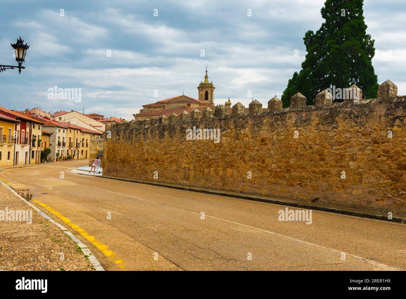 Chiesa e monastero di San Pietro a Santo Domingo de Silos. Santo Domingo de Silos è un comune e un comune situato nella provincia di Burgos, Casti Foto Stock Chiesa e monastero di San Pietro a Santo Domingo de Silos. Santo Domingo de Silos è un comune e un comune situato nella provincia di Burgos, Casti Foto Stock