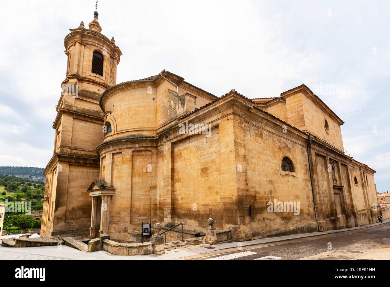 Chiesa e monastero di San Pietro a Santo Domingo de Silos. Santo Domingo de Silos è un comune e un comune situato nella provincia di Burgos, Casti Foto Stock Chiesa e monastero di San Pietro a Santo Domingo de Silos. Santo Domingo de Silos è un comune e un comune situato nella provincia di Burgos, Casti Foto Stock