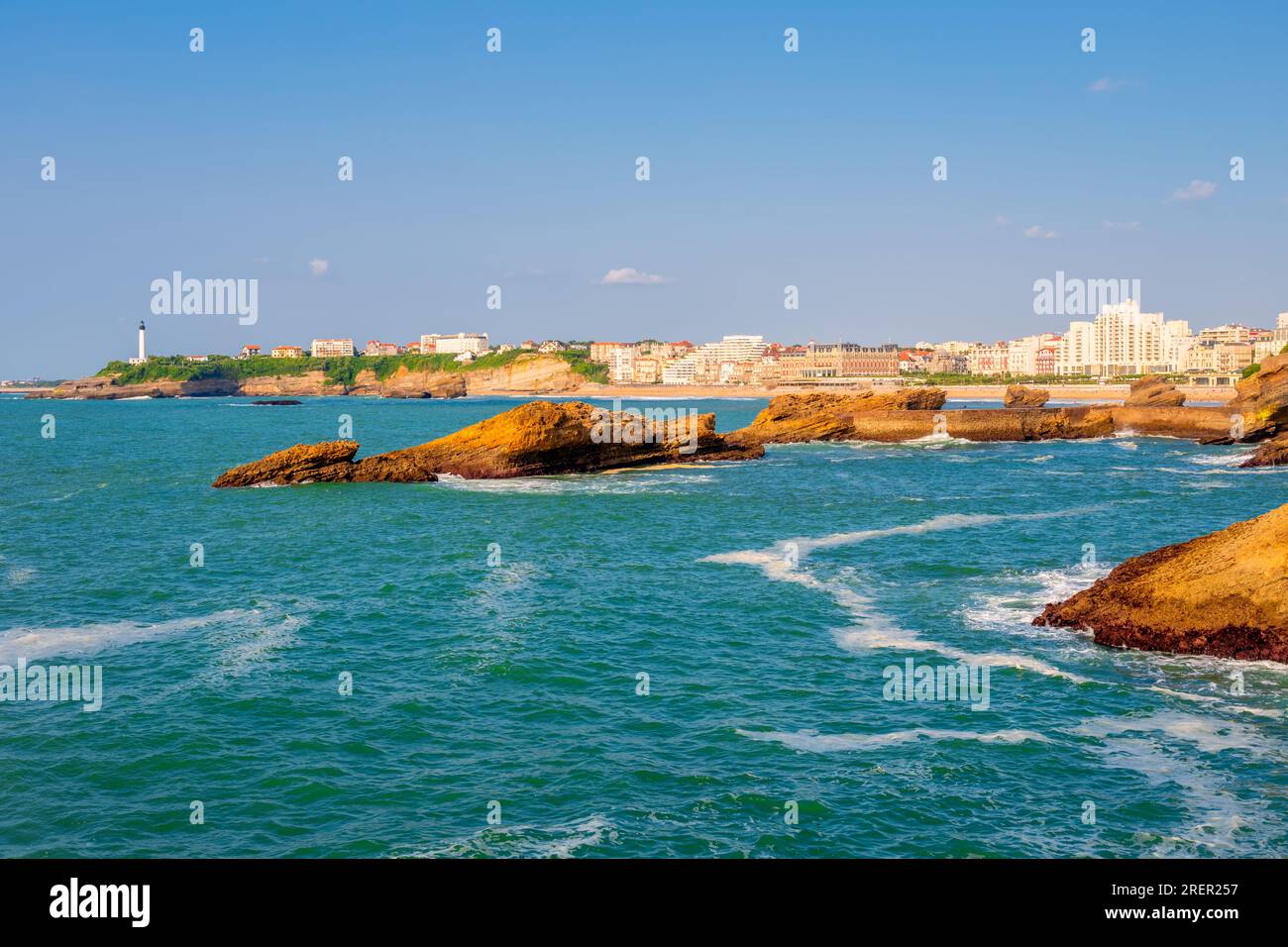 Formazioni rocciose al largo della costa di Biarritz, nella Francia sud-occidentale la sera d'estate Foto Stock