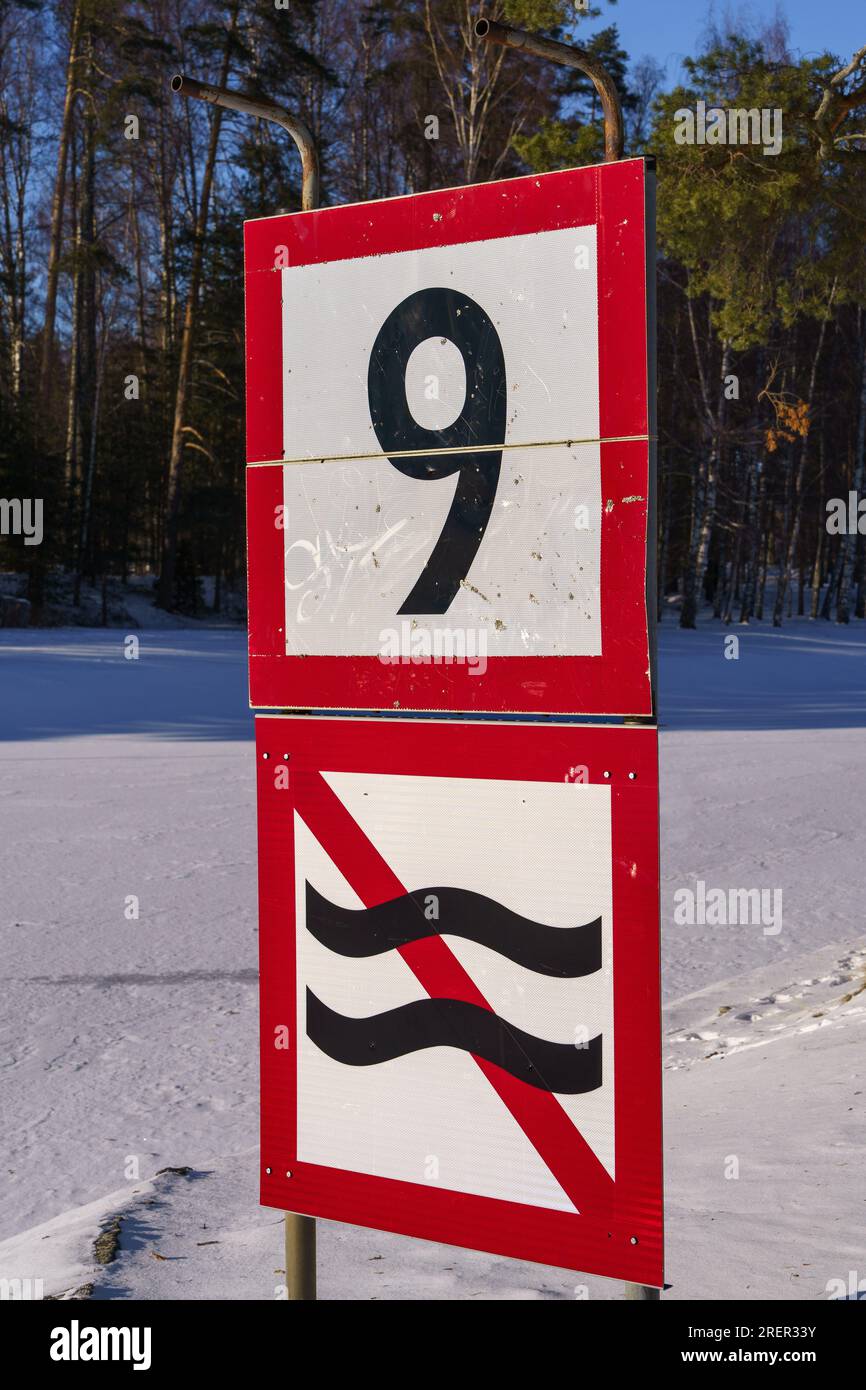 Limite di velocità e divieto di causare onde vicino a un fiume ghiacciato in Finlandia. Foto Stock