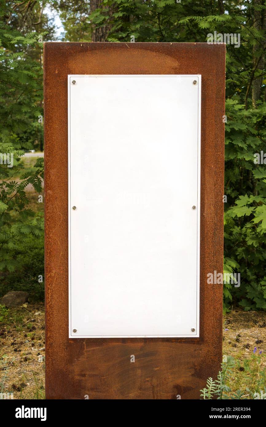 Cartelloni verticali vuoti su superfici metalliche arrugginite. Foto Stock