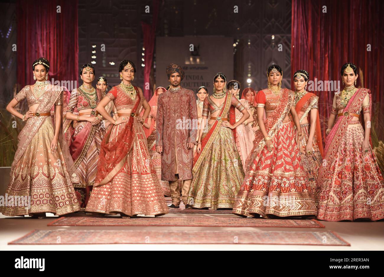 Nuova Delhi, India. 28 luglio 2023. I modelli espongono le creazioni durante la FDCI India Couture Week 2023 a nuova Delhi, India, 28 luglio 2023. Crediti: Javed Dar/Xinhua/Alamy Live News Foto Stock