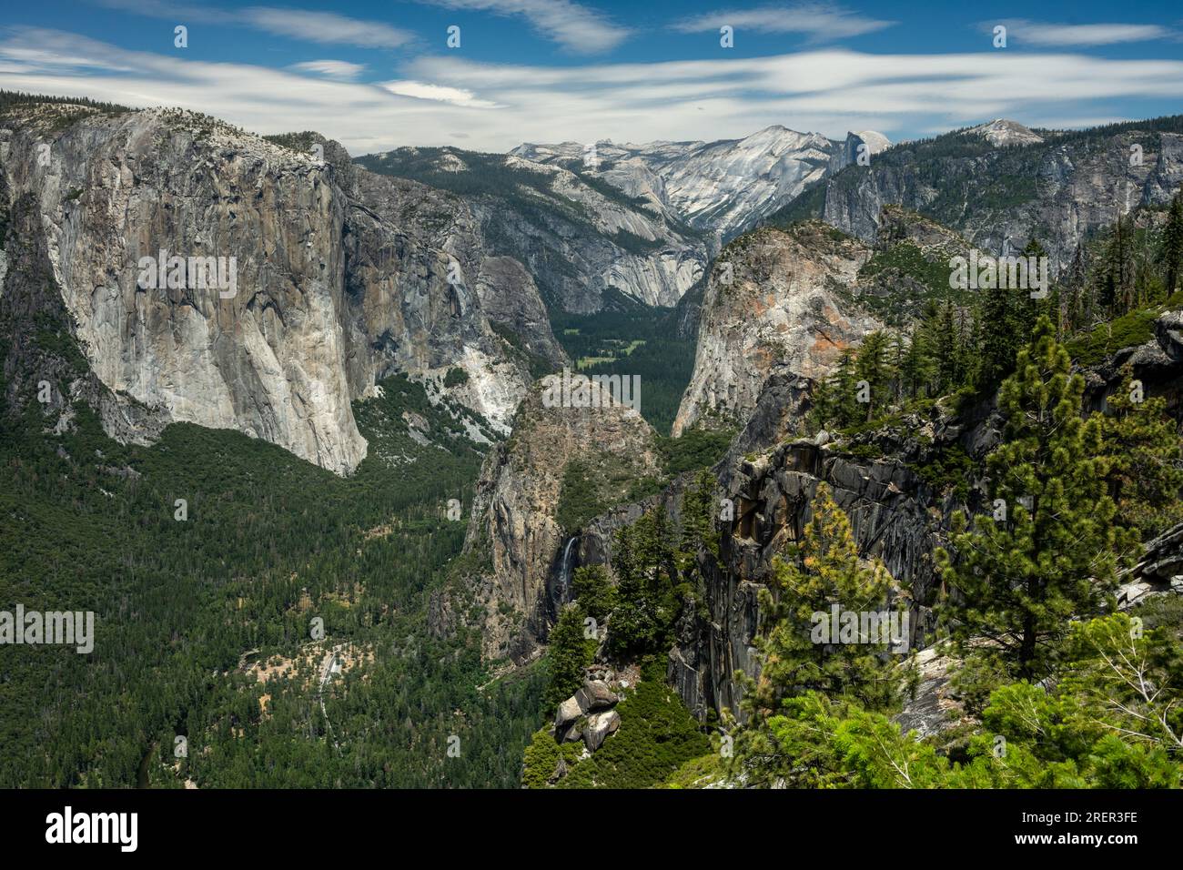 Bridalveil Falls e Yosemite Valley sotto dal Pohono Trail High Above in estate Foto Stock