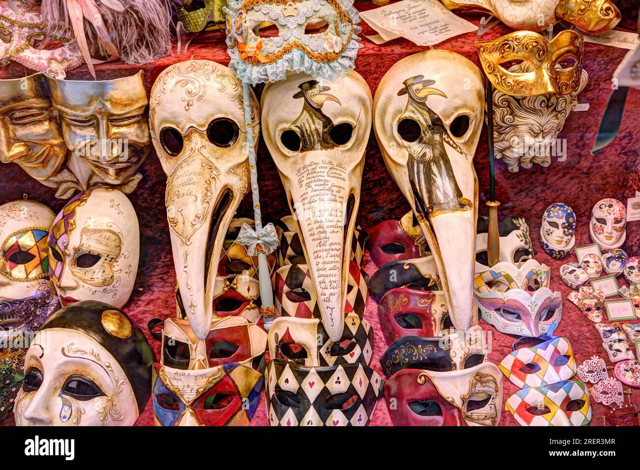 Venezia Italia - 22/05/2017: Maschere di carnevale veneziane in mostra in una vetrina di un negozio a Venezia con maschere medioevali della peste. Foto Stock