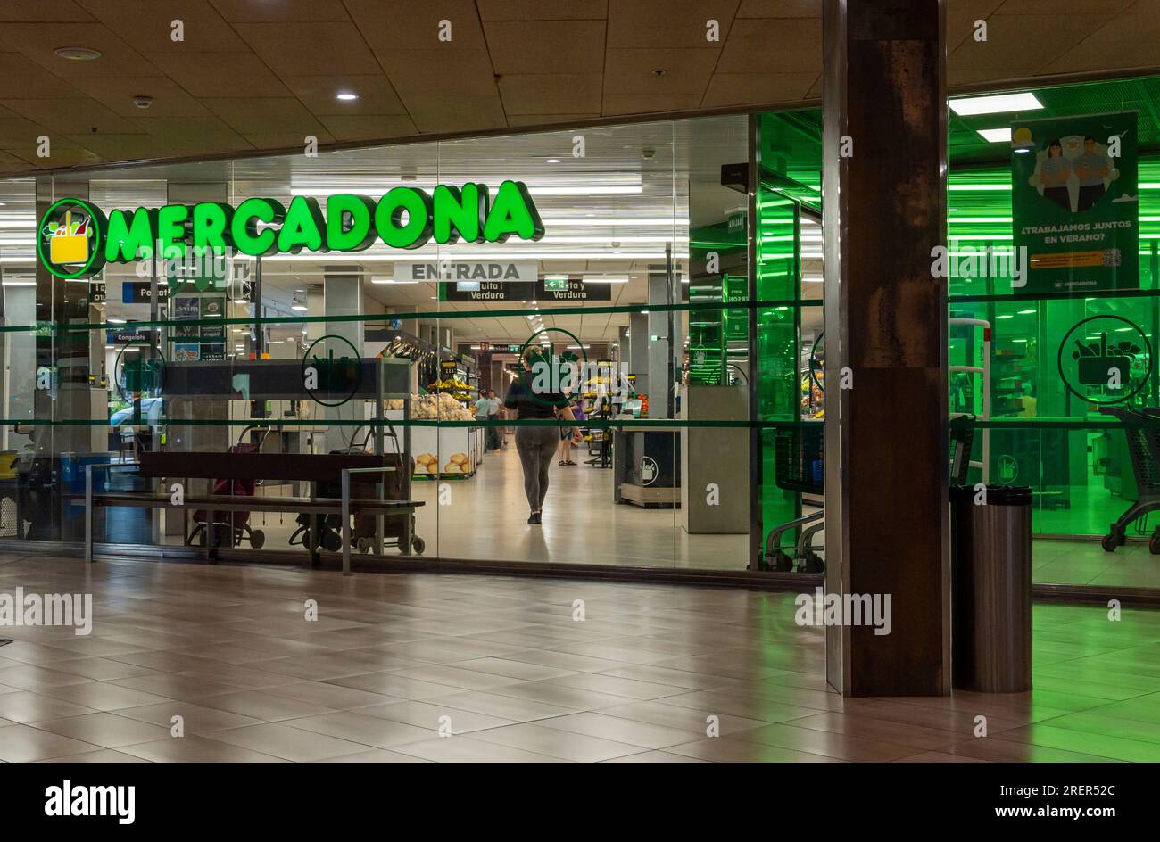 Manacor, Spagna; 21 luglio 2023: Facciata principale di un supermercato della catena spagnola Mercadona. Manacor, isola di Maiorca, Spagna Foto Stock