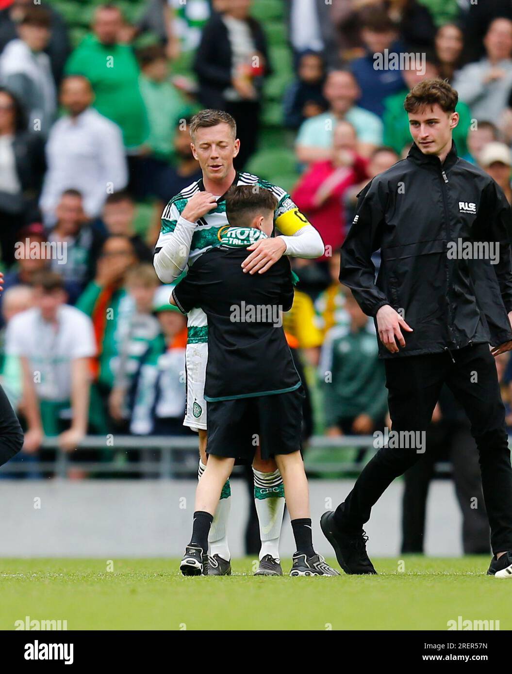 29 luglio 2023; Aviva Stadium, Dublino, Irlanda: Amichevole pre-stagione di calcio, Celtic contro Wolverhampton Wanderers; Un giovane tifoso abbraccia il capitano dei Celtic Callum McGregor a tempo pieno Foto Stock