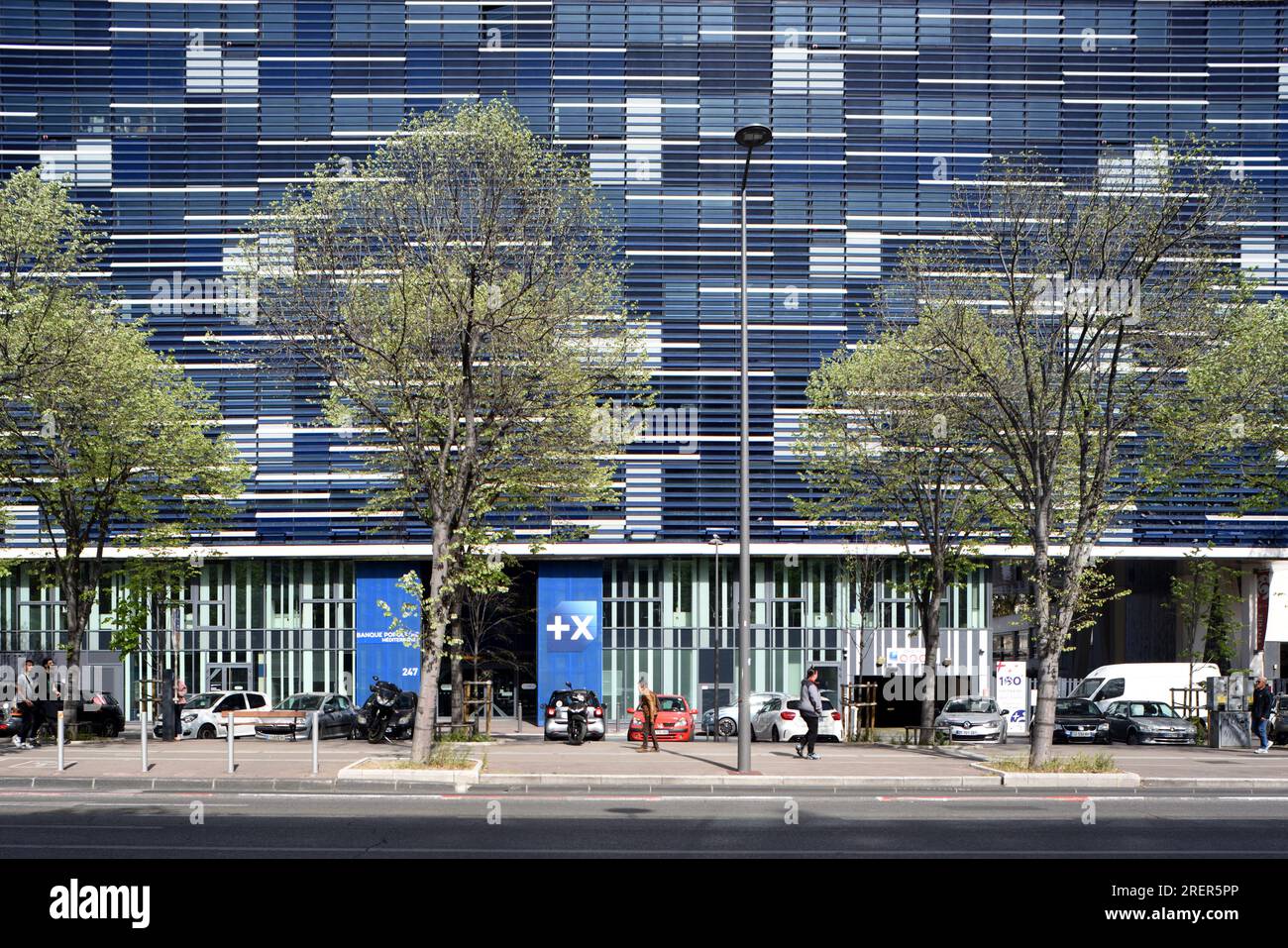 Schemi di finestre del moderno edificio bancario, noto come Pytheas Prado, della Banque Populaire Méditerrannée, 247 Avenue du Prado Marsiglia Francia Foto Stock