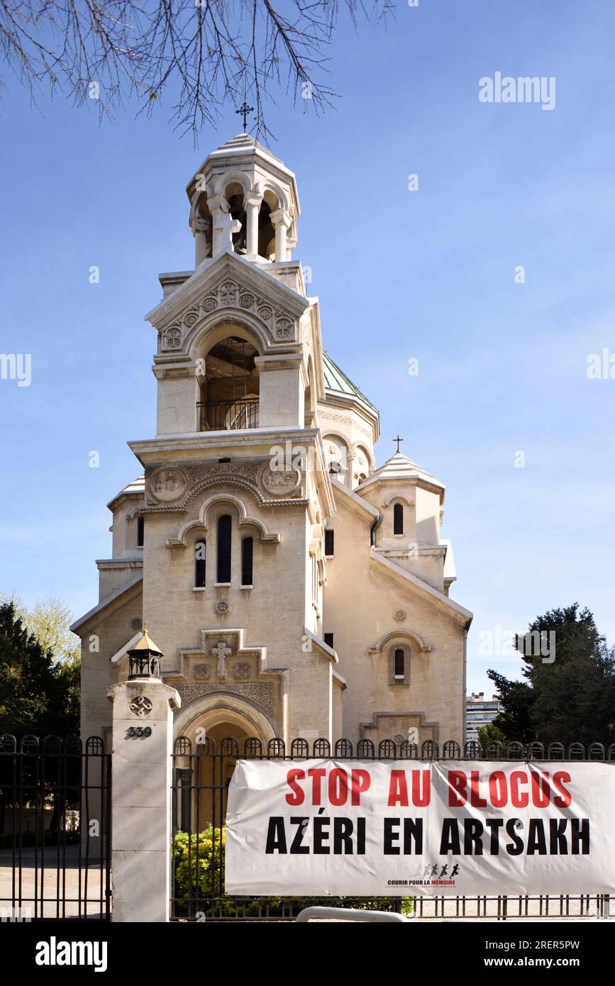 Cattedrale o chiesa armena, Monumento al genocidio armeno e bandiera che protesta contro la guerra in Azerbaigian a Marsiglia in Francia Foto Stock