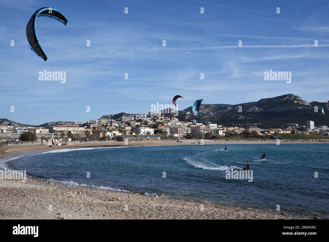 Kiteboarder, kiteboarders, kiteboarding o kitesurf al largo di Prado Beach sulla costa mediterranea di Marsiglia in Francia Foto Stock
