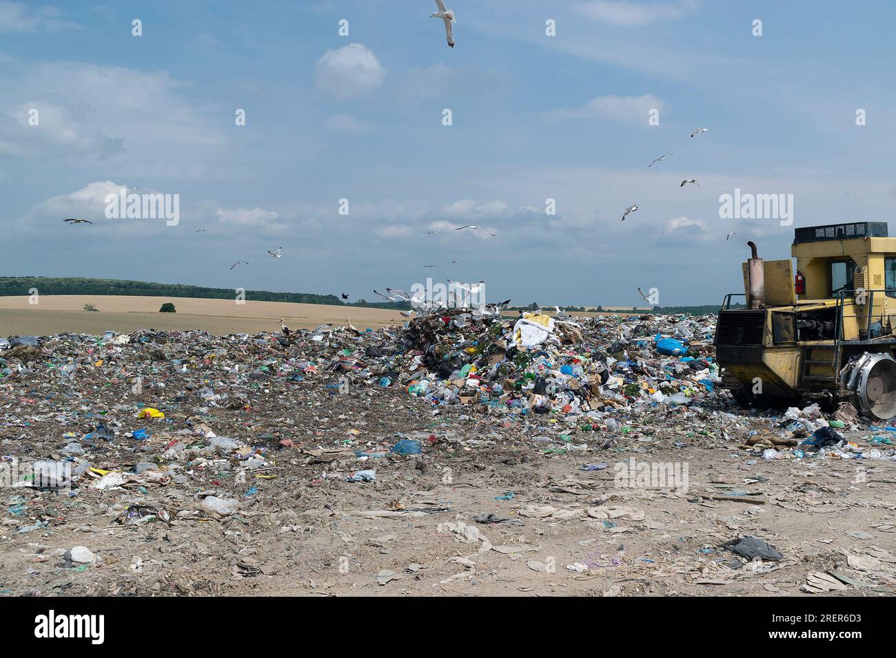 Concetto di inquinamento. Cumulo di rifiuti in discarica o in discarica Foto Stock