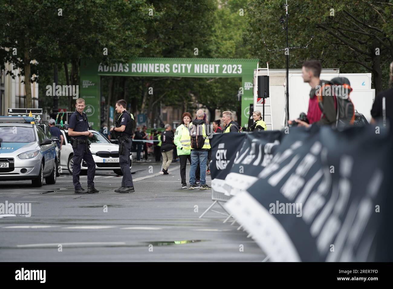 Berlino, Germania. 29 luglio 2023. I funzionari si preparano per l'Adidas Runners City Night di Berlino, il traffico si ferma sul famoso viale di Berlino e il percorso appartiene esclusivamente ai pattinatori e ai corridori. Crediti: Freelance Fotograf/Alamy Live News Foto Stock