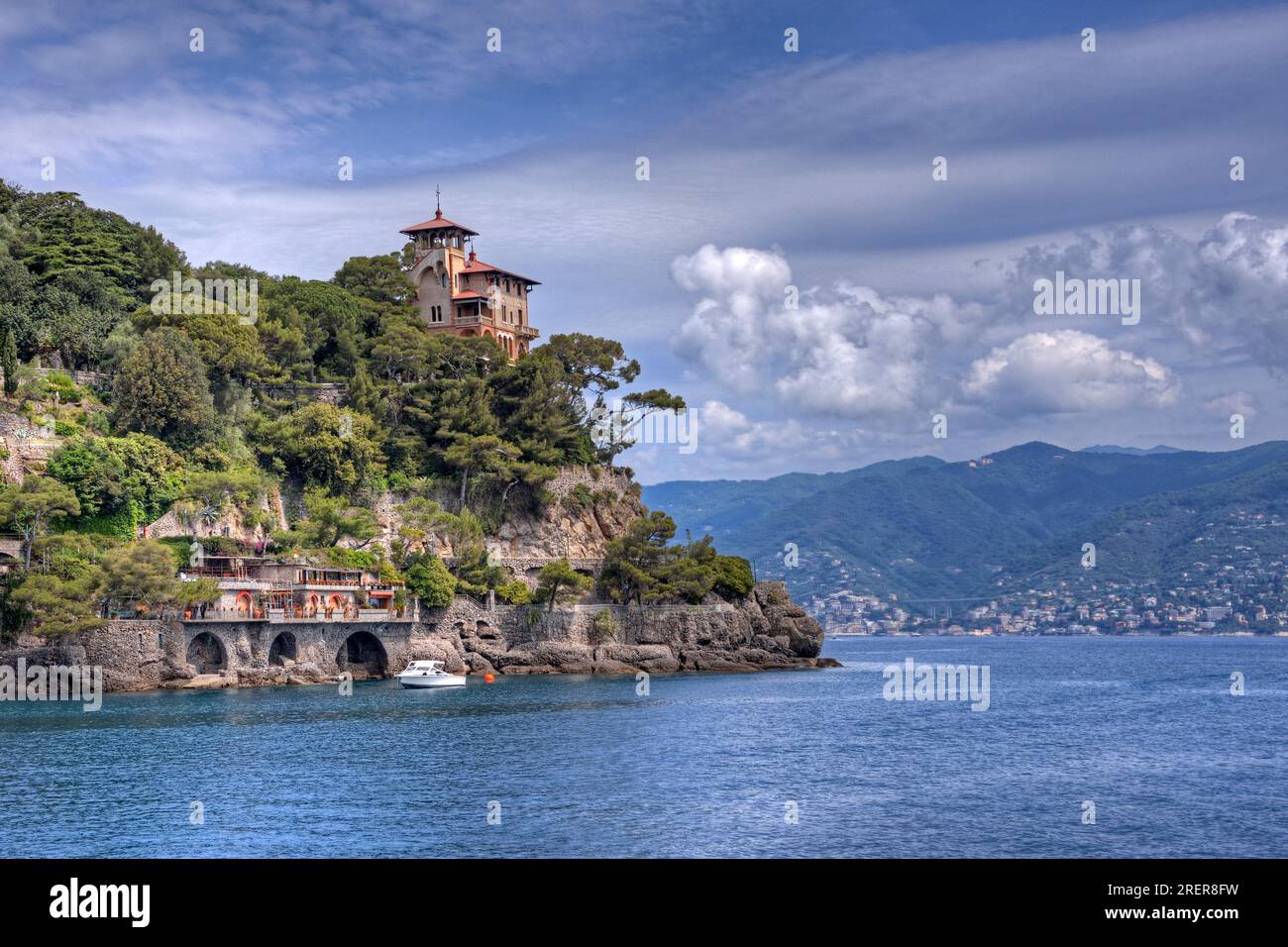 Portofino, Liguria, Italia - 05/18/2016 - Case di lusso vicino Portofino sulla Riviera Ligure. Foto Stock