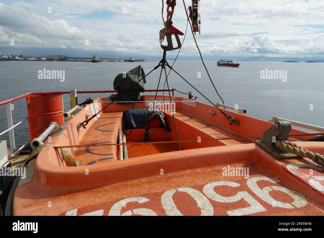 Imbarcazione di soccorso arancione realizzata in materiale plastico rinforzato con vetro e motore fuoribordo. Foto Stock