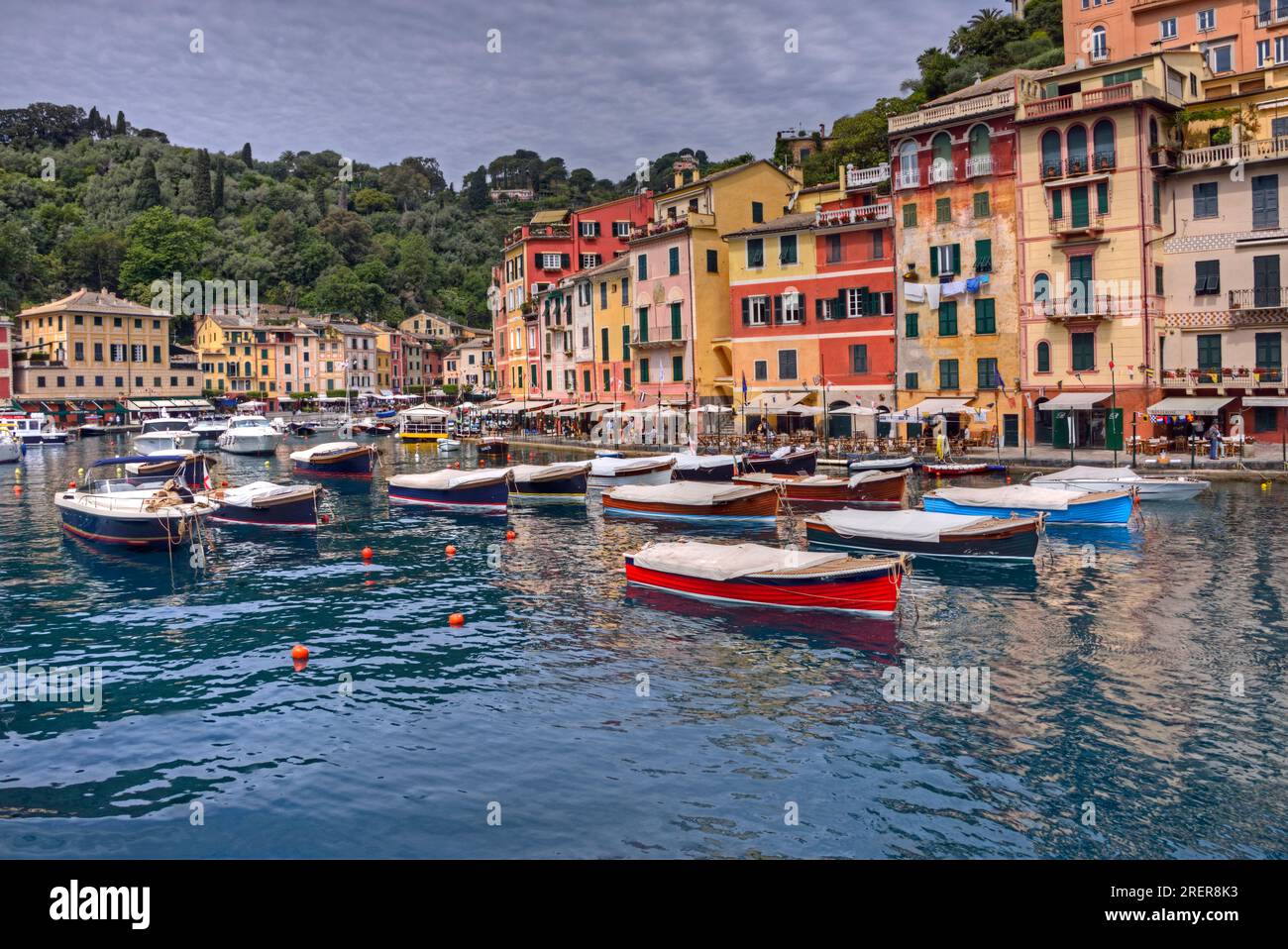 Portofino, Liguria, Italia - 05/18/2016 - barche ormeggiate nella baia di Portofino, Italia sulla Riviera Italiana. Foto Stock