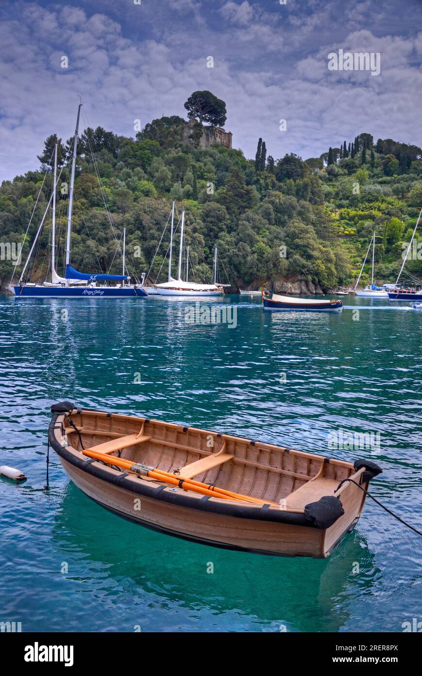 Portofino, Liguria, Italia - 05/18/2016 - Una piccola barca a remi ormeggiata nella baia di Portofino sulla Riviera Italiana. Foto Stock