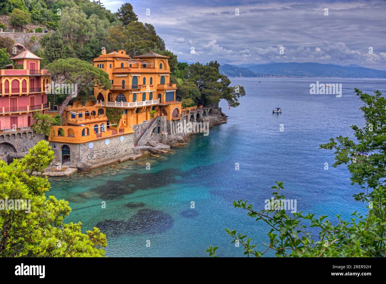 Portofino, Liguria, Italia - 05/18/2016 - Case di lusso vicino Portofino sulla Riviera Ligure. Foto Stock