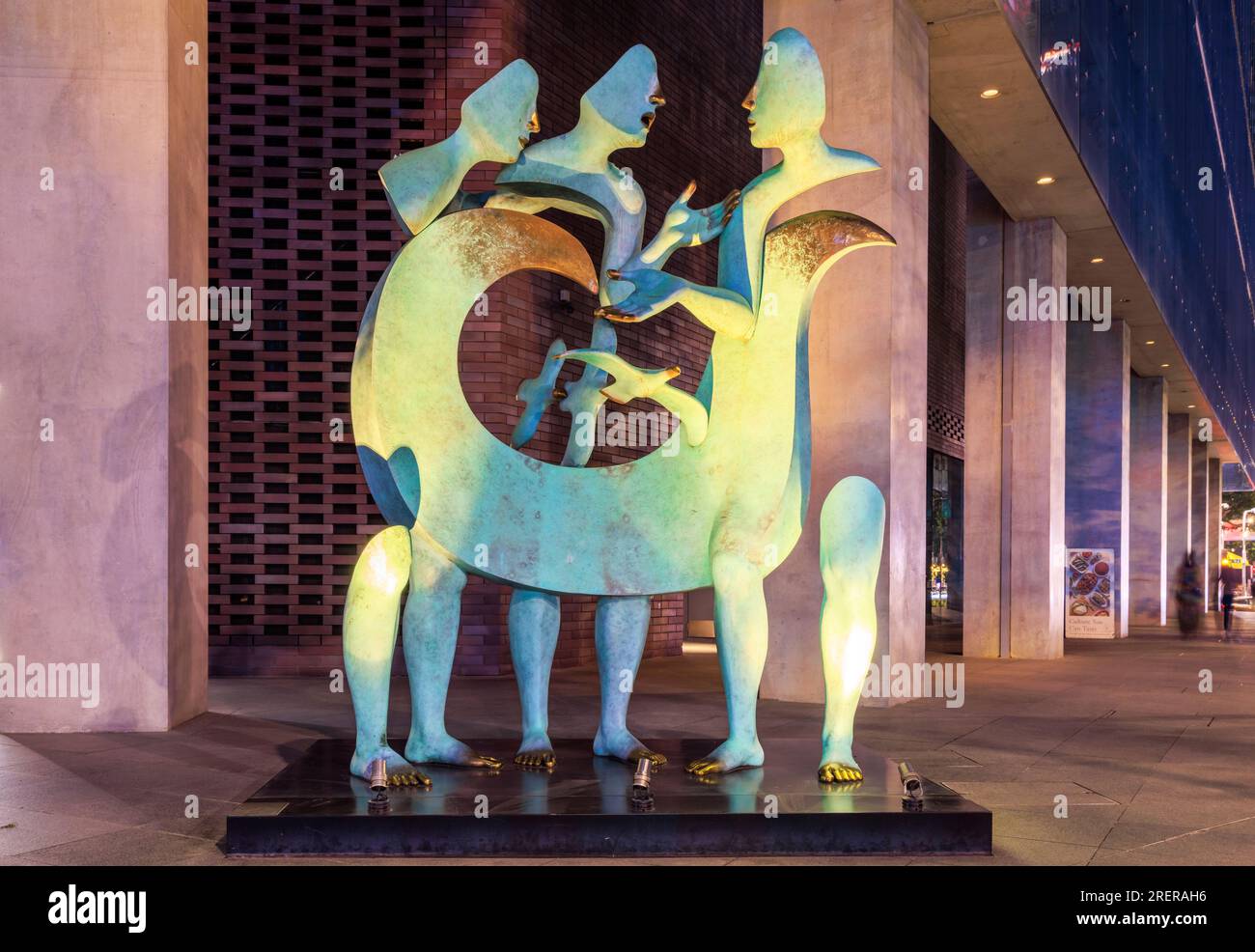 Scultura in bronzo "The Meeting" di Etienne fuori CapitaGreen a Cross Street, Singapore Foto Stock