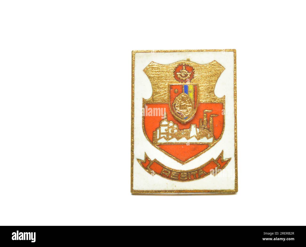 Distintivo d'epoca che mostra lo stemma comunista del comune di Reșița, contea di Caraș-Severin, Repubblica Socialista di Romania Foto Stock