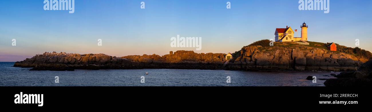 Ampia vista panoramica del faro di Nubble, York Beach, Maine. Foto Stock
