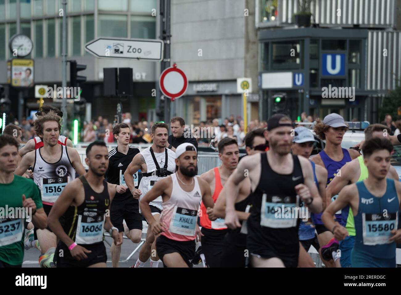 Berlino, Germania. 29 luglio 2023. Adidas Runners City Night Berlin 2023, evento di corsa e pattinaggio in linea a Kurfürstendamm. La corsa di 10 km per i corridori inizia a Kurfürstendamm, vicino alla chiesa commemorativa del Kaiser Wilhelm. Crediti: Freelance Fotograf/Alamy Live News Foto Stock