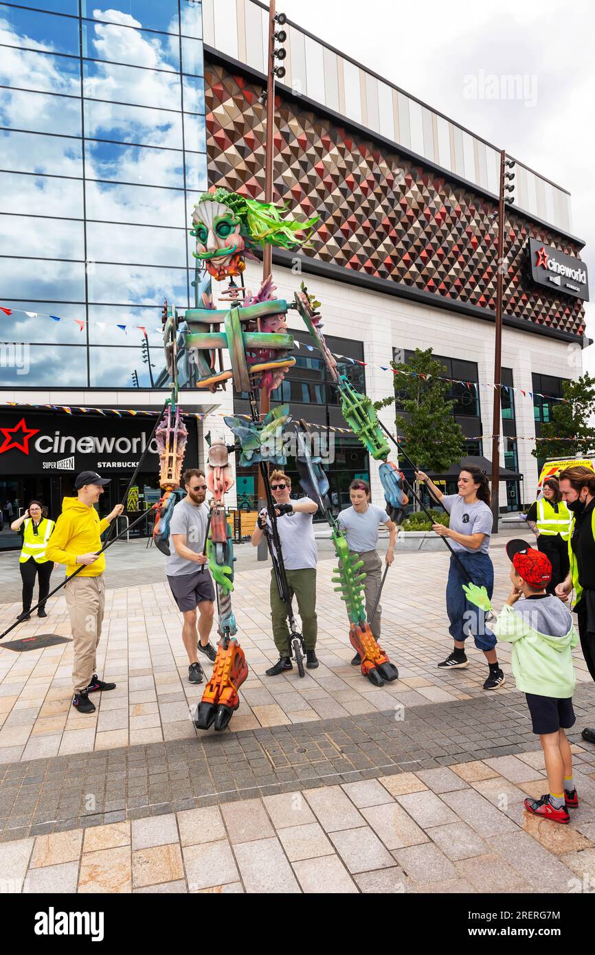 Warrington, Cheshire, Regno Unito. 29 luglio 2023. FUORI DAL BLU PROFONDO produsse uno spettacolo teatrale all'aperto con un burattino alto 3 metri gestito da 5 burattinai a Times Square di Warrington. Autin Dance Theatre è un'innovativa compagnia itinerante, fondata nel 2013 sotto la guida dell'acclamato coreografo e direttore creativo di West Midlands Johnny Autin. Crediti: John Hopkins/Alamy Live News Foto Stock