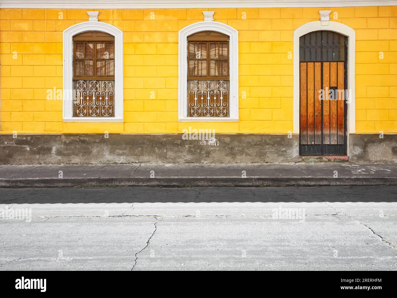 Vista della strada di un vecchio edificio, sfondo architettonico, Riobamba, Ecuador. Foto Stock