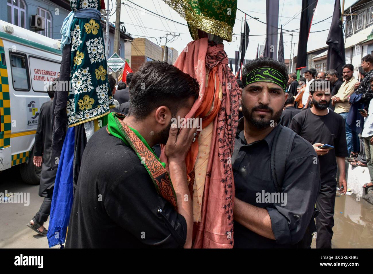 Srinagar, India. 29 luglio 2023. I musulmani sciiti Kashmiri eseguono rituali durante una processione religiosa per celebrare Ashura. Ashura è il decimo giorno di Muharram, il primo mese del calendario islamico, osservato in tutto il mondo in ricordo del martirio dell'Imam Hussain, nipote del profeta Maometto (PBUH). (Foto di Saqib Majeed/SOPA Images/Sipa USA) credito: SIPA USA/Alamy Live News Foto Stock