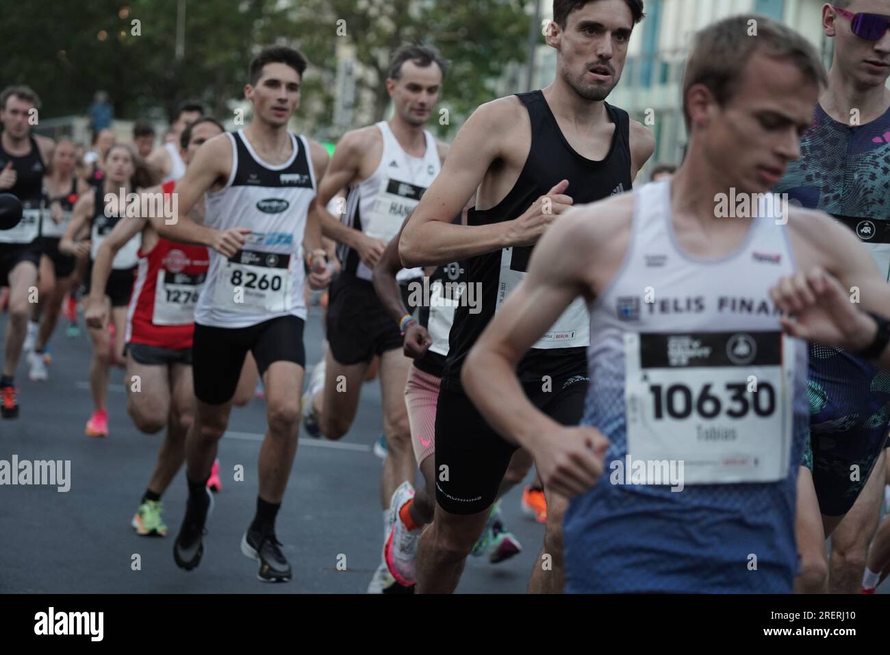 Berlino, Germania. 29 luglio 2023. Adidas Runners City Night Berlin 2023, evento di corsa e pattinaggio in linea a Kurfürstendamm. La corsa di 10 km per i corridori inizia a Kurfürstendamm, vicino alla chiesa commemorativa del Kaiser Wilhelm. Crediti: Freelance Fotograf/Alamy Live News Foto Stock