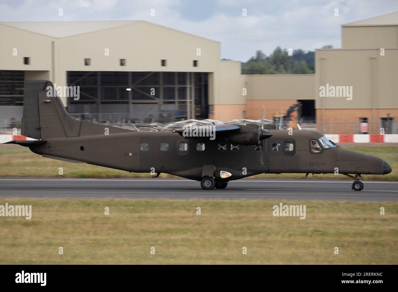 Esercito italiano Dornier do-228 rullante pronto per la partenza dal Royal International Air Tattoo 2023. Foto Stock