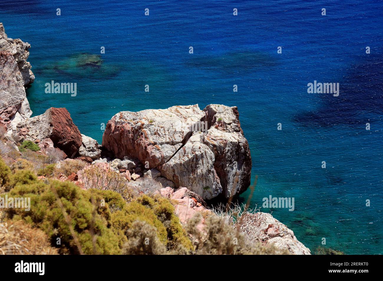 Vista dell'enorme roccia spaccata sul percorso da Livadia alla spiaggia di Lethra lungo il sentiero roccioso di montagna, l'isola di Tilos, il Dodecaneso, la Grecia, luglio 2023 Foto Stock