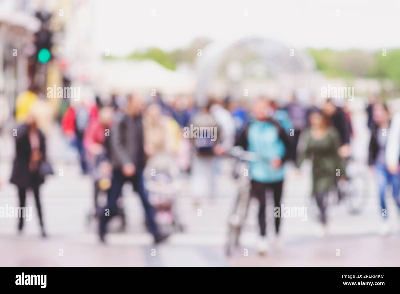 Immagine sfocata delle persone che camminano in città. Sfondo astratto. Sfoca le persone astratte sullo sfondo del movimento, le sagome delle persone che camminano sono irriconoscibili Foto Stock