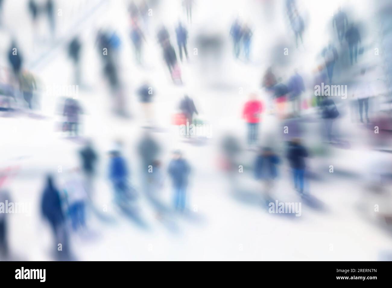 Immagine sfocata delle persone che camminano in città. Sfondo astratto. Sfoca le persone astratte sullo sfondo del movimento, le sagome delle persone che camminano sono irriconoscibili Foto Stock