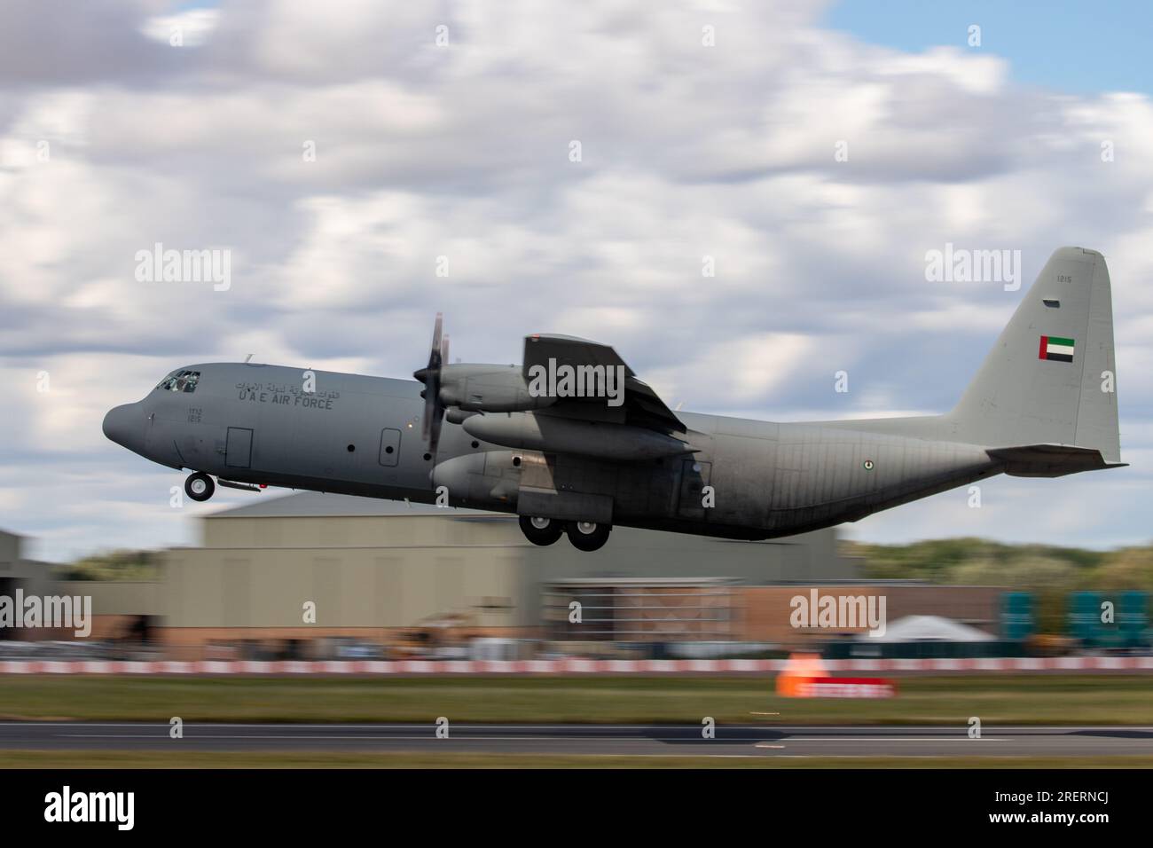 United Arab Emirates Air Force C-130J Hercules lascia il Royal International Air Tattoo 2023 Foto Stock