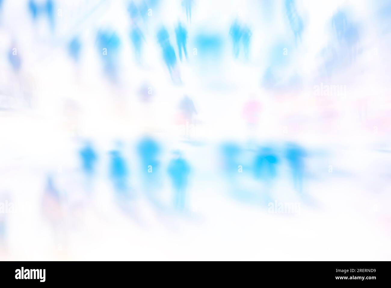 Immagine sfocata delle persone che camminano in città. Sfondo astratto. Sfoca le persone astratte sullo sfondo del movimento, le sagome delle persone che camminano sono irriconoscibili Foto Stock