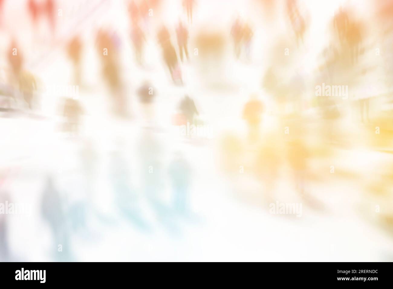 Immagine sfocata delle persone che camminano in città. Sfondo astratto. Sfoca le persone astratte sullo sfondo del movimento, le sagome delle persone che camminano sono irriconoscibili Foto Stock