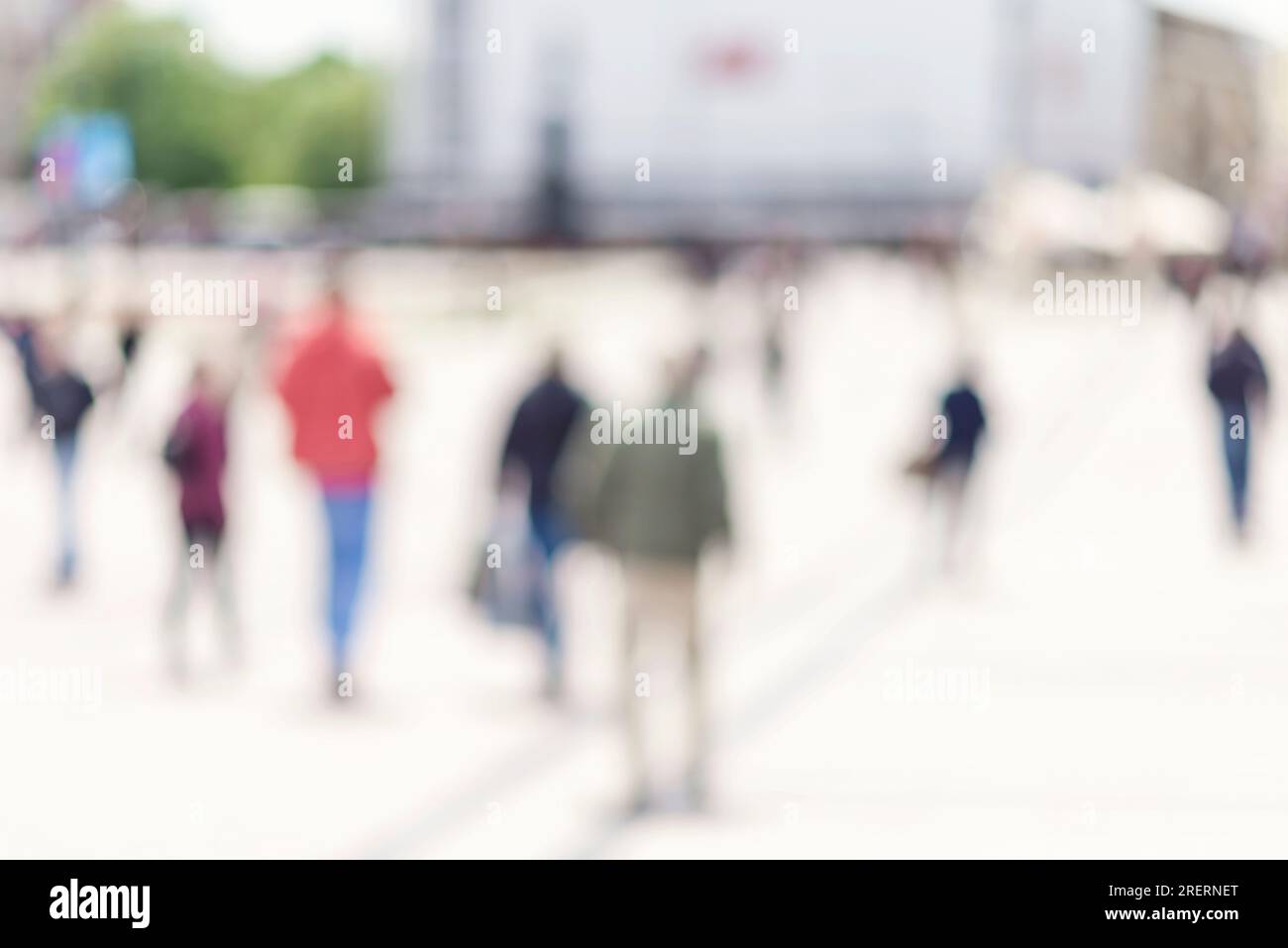 Immagine sfocata delle persone che camminano in città. Sfoca le persone astratte sullo sfondo del movimento, sagome irriconoscibili di persone che camminano per strada Foto Stock
