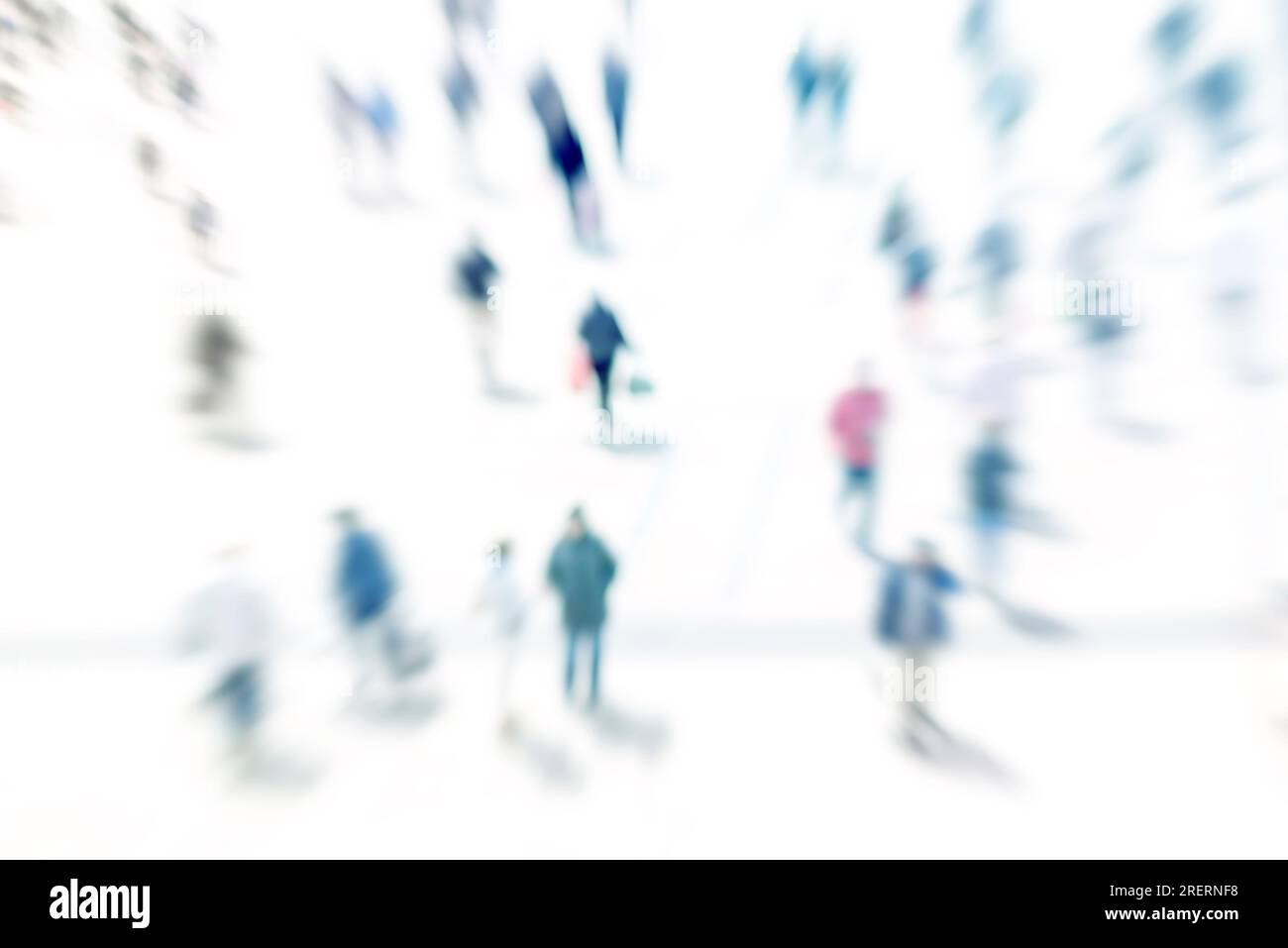 Immagine sfocata delle persone che camminano in città. Sfondo astratto. Sfoca le persone astratte sullo sfondo del movimento, le sagome delle persone che camminano sono irriconoscibili Foto Stock