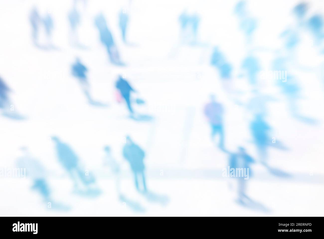 Immagine sfocata delle persone che camminano in città. Sfondo astratto. Sfoca le persone astratte sullo sfondo del movimento, le sagome delle persone che camminano sono irriconoscibili Foto Stock