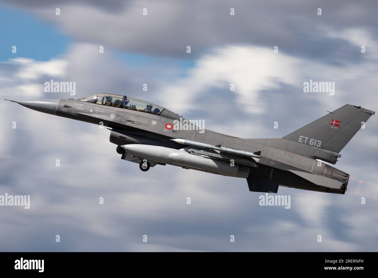 F-16 danese a 2 posti Fighting Falcon lasciando il Royal International Air Tattoo 2023 Foto Stock