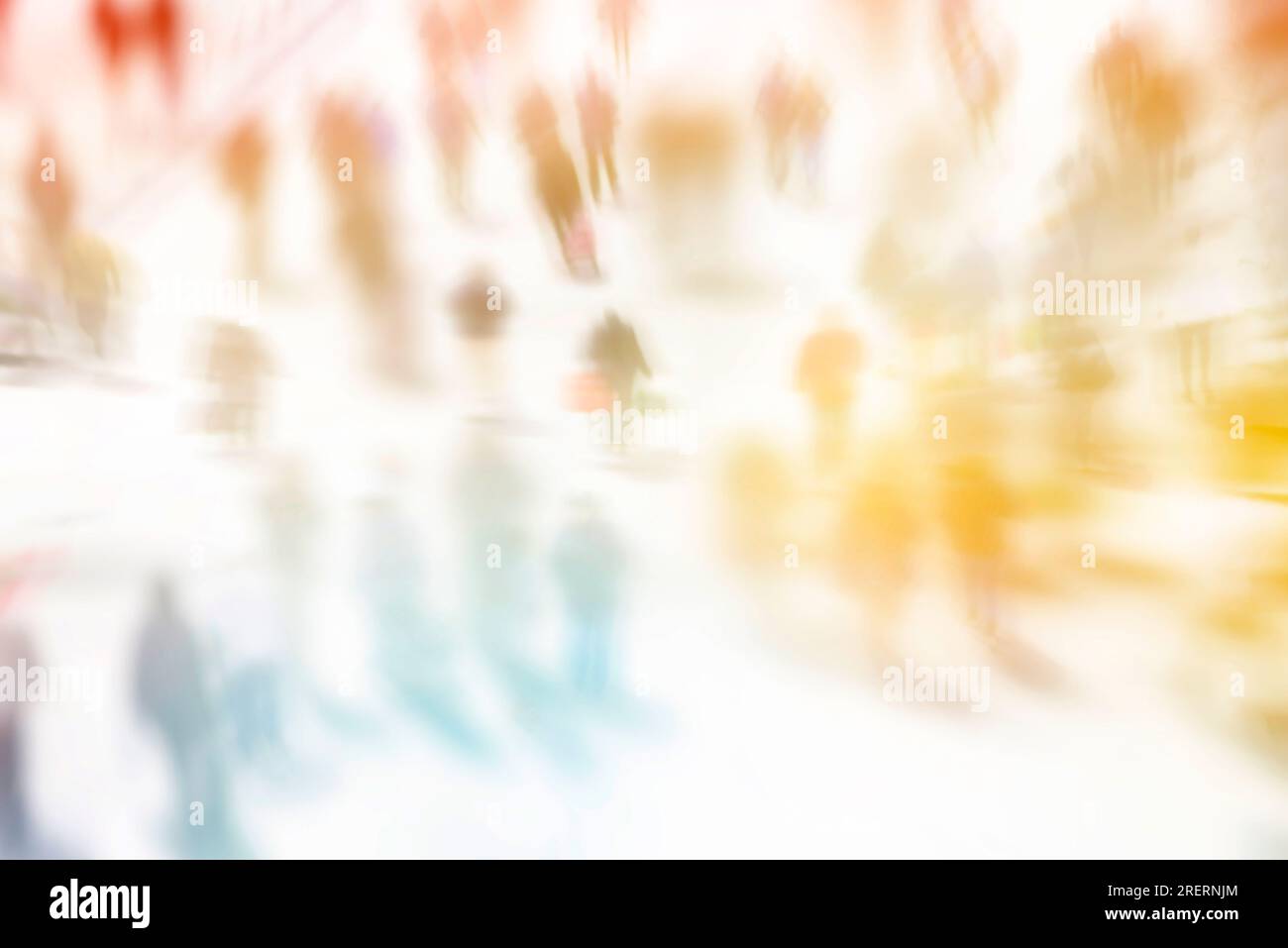 Immagine sfocata delle persone che camminano in città. Sfondo astratto. Sfoca le persone astratte sullo sfondo del movimento, le sagome delle persone che camminano sono irriconoscibili Foto Stock