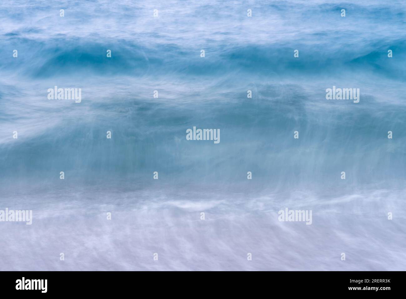 Uno sfondo a onde astratte del mare, con movimento panoramico sfocato con una lunga esposizione, colori pastello in uno stile vintage e rétro. Un'onda morbida del mare Foto Stock