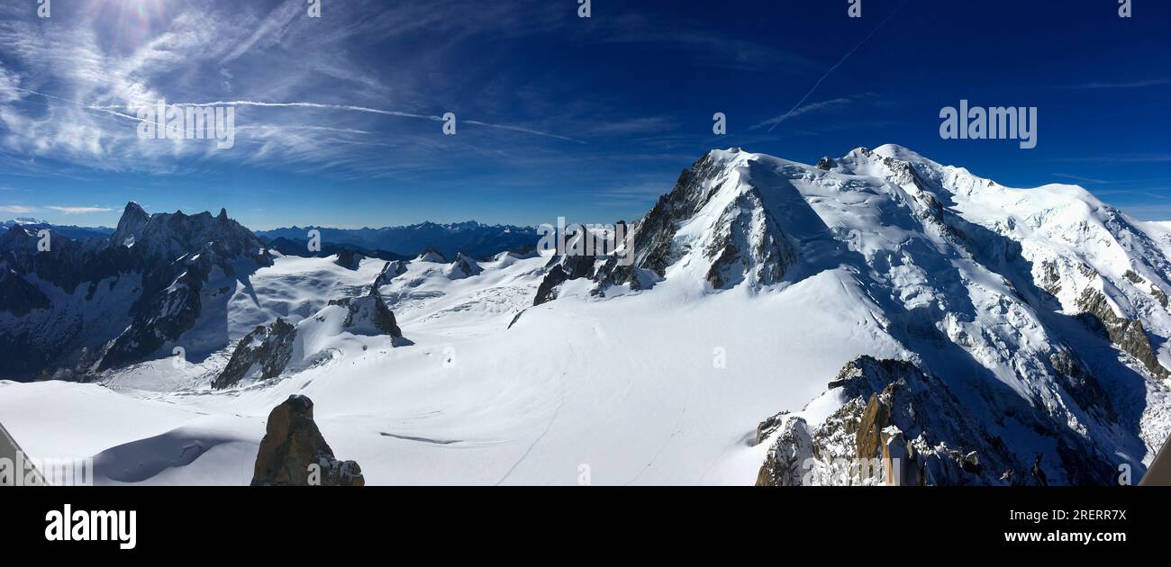 Vista panoramica sulla vetta del Monte bianco, la montagna più alta delle Alpi, a destra, le Grandes Jorasses a sinistra e il Gran Paradiso Foto Stock