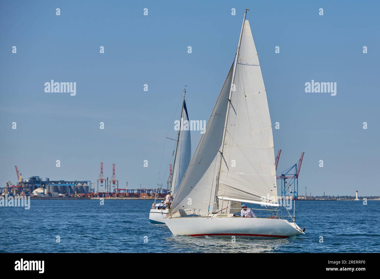 Regata di yacht a vela. Molti yacht a vela di fila. yacht a vela sotto gennaker, relatore, genova Foto Stock