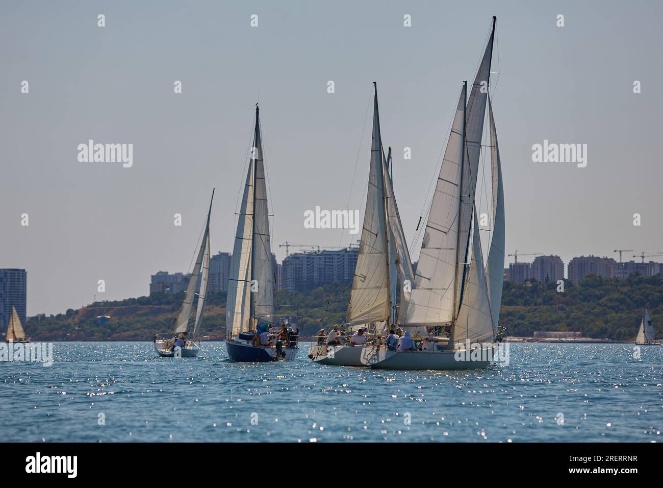 Regata di yacht a vela. Molti yacht a vela di fila. yacht a vela sotto gennaker, relatore, genova Foto Stock