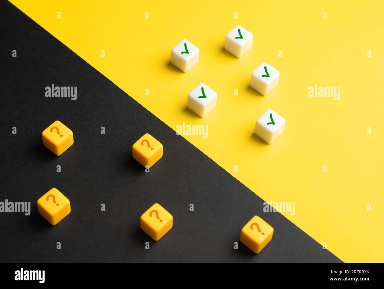 Condizioni soddisfatte e quelle da soddisfare. Discernere tra fatti e disinformazione. Capacità di pensiero critico. Controllo dei fatti. Separare la verità da Foto Stock