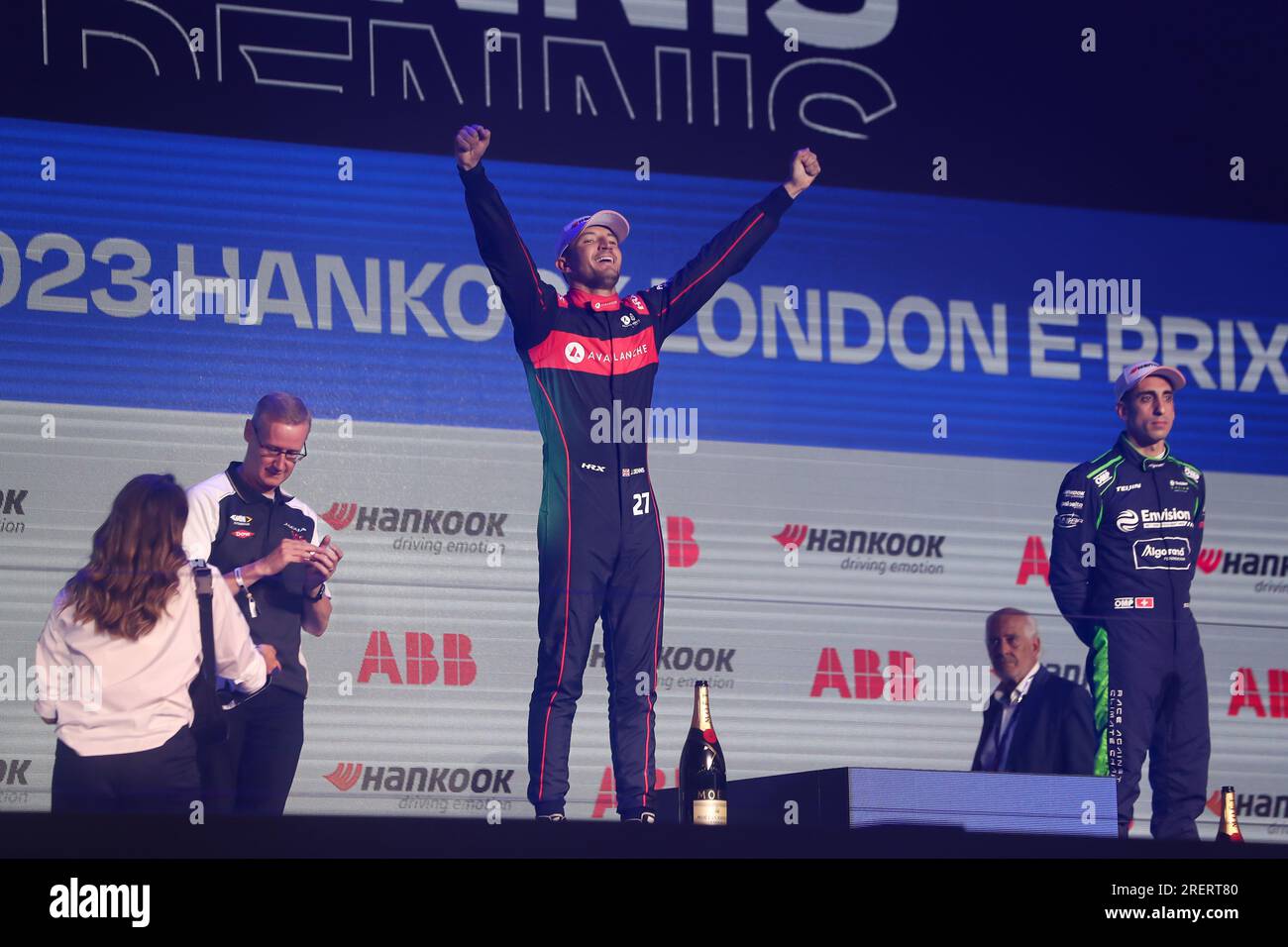 Londra, Regno Unito. 29 luglio 2023. Jake Dennis festeggia dopo aver vinto il Campionato del mondo dopo aver visto il secondo posto all'Hankook London e-Prix, round 15 del Campionato del mondo ABB FIA di Formula e nell'arena Excel Events a Newham, Londra in Inghilterra. (Foto di Mark Fletcher/mi News/NurPhoto) credito: NurPhoto SRL/Alamy Live News Foto Stock